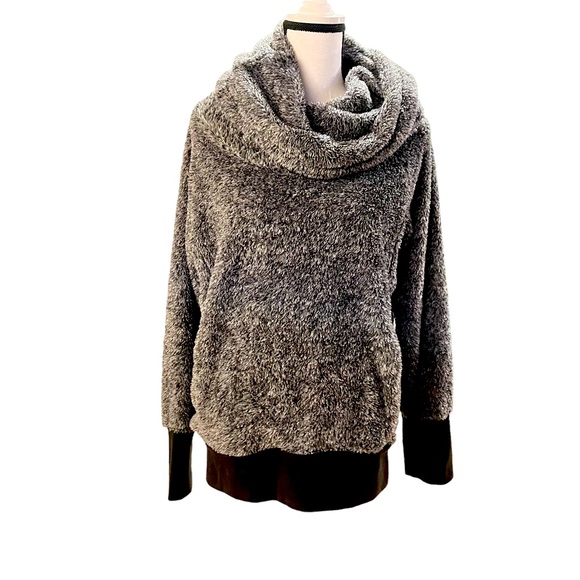 Te Verde Grey Cowl Neck Fleece Eyelash
Pullover Sweater Size M - Picture 8 of 16